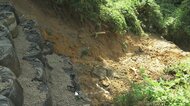 富山県砺波市の国道359号線で路肩崩落 100ミリ超の大雨が地盤緩める、応急工事で対面通行可能も本格復旧には時間