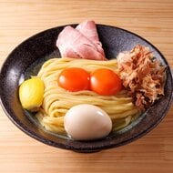 ツルモチ食感の中太麺に濃厚卵が絡む名物タマゴかけ麺…文化が交差する大須で人気のストリート系ラーメン