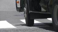 約1キロ引きずったまま走行か…トラックが女性と衝突「左前輪に…