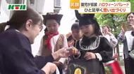 ハロウィーンを前に仮装した園児たちが商店街をパレード