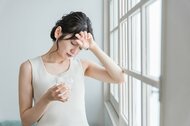 梅雨どきの不調、男女で4~6割が実感 セルフケアに悩む声も多数 梅雨だる対策に理学療法士考案の「絆創膏2枚だけ」改善メソッド