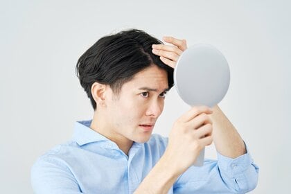 ■【薄毛の悩み最前線 ／ なぜ？ 男性来院者数が前年比「1.85倍（約２倍）」へ増加の理由】 若年層中心に「なって“治療”」から「なる前に“予防”」へ男性意識がシフト、ピーク時は「月間１万人」を突破