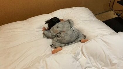 旅行先のベッドが気持ち良すぎた2歳の女の子の寝姿がかわいい