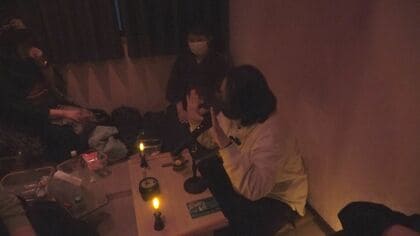 素朴な店の佇まいが怖すぎる…夜だけ開く『怪談カフェ』とは 斬新なシステムで交流×非日常を味わえる空間に