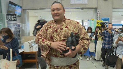 朝乃山が師匠・高砂親方と富山に帰省「来場所は二桁勝利で再入幕目指す」 射水市長を訪問して九月場所の手応えと今後の抱負語る