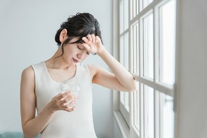 梅雨どきの不調、男女で4~6割が実感 セルフケアに悩む声も多数 梅雨だる対策に理学療法士考案の「絆創膏2枚だけ」改善メソッド
