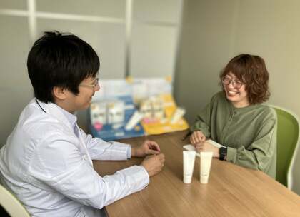 計画比270%の日焼止めの開発は、育休取得パパ社員と時短勤務ママ社員のシナジーから