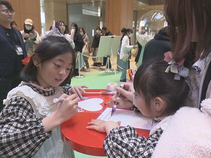 ハート型のポストやテーブル…“手紙離れ”進む若者をターゲットに『ズッキュン郵便局』世界に1つだけの切手づくりも