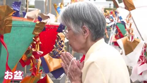 盆の入り　先祖の墓に家族連れなどの姿
