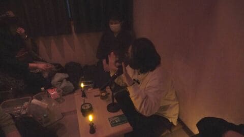 素朴な店の佇まいが怖すぎる…夜だけ開く『怪談カフェ』とは 斬新なシステムで交流×非日常を味わえる空間に