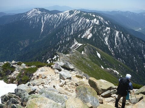 約25メートル滑落　北ア蝶ヶ岳からの下山途中に転倒　東京の60歳男性をヘリで救助　左手首を骨折　同行者が通報