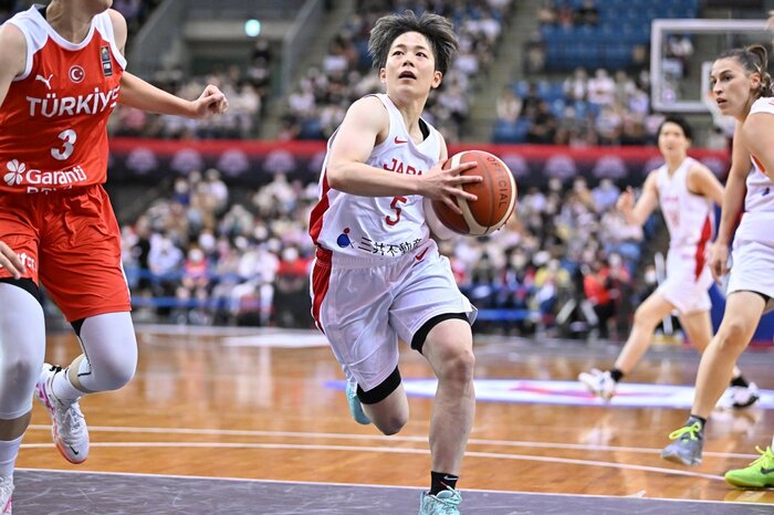 約1年ぶりの代表戦となった安間志織選手(C)JBA