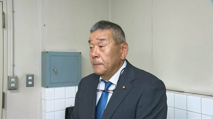 「懲罰は勲章」と持論を述べる江本議員(10月16日)