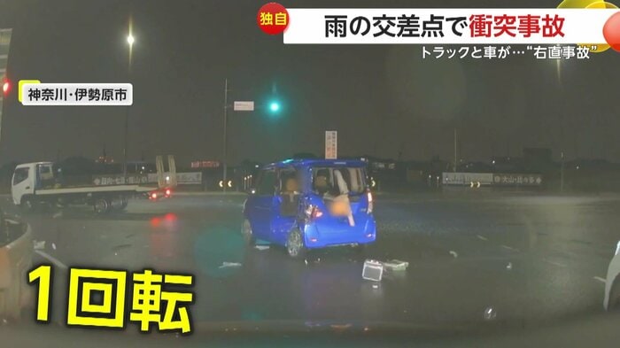 激しくトラックとぶつかった乗用車(提供:はにゃおさん)
