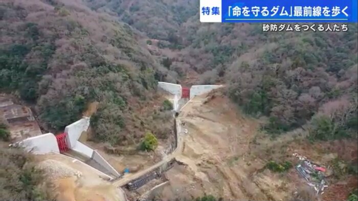 左が大判川、右が総頭川に建設中の2基の砂防ダム