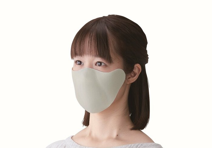 「ひもなしマスク」を着用した様子