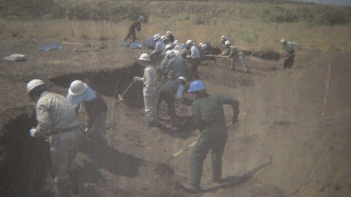 厚生労働省による遺骨収集の様子