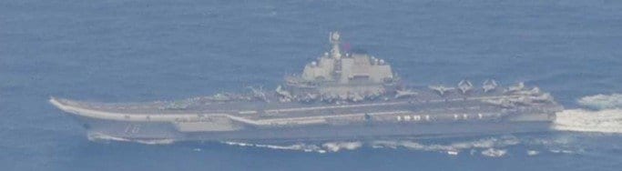 中国海軍の空母「遼寧」(提供:防衛省)