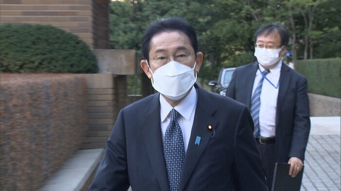 公邸で初の週末を過ごし、出発する岸田首相