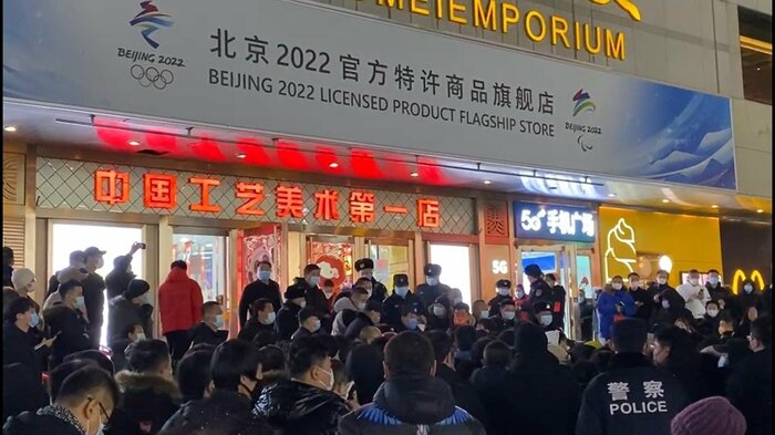 突如、オフィシャルグッズ店前で騒動発生 人だかりの周りを公安関係者がすぐに取り囲む