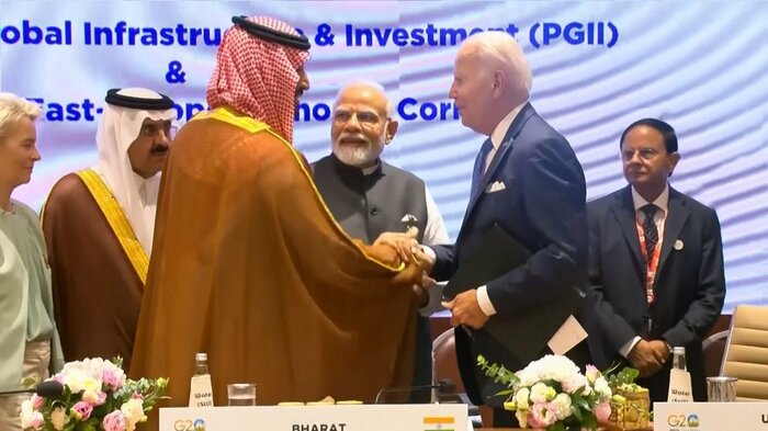 握手を交わしたサウジのムハンマド皇太子とモディ首相とバイデン大統領
