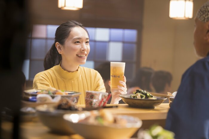新垣結衣さん居酒屋で(アサヒ生ビール新CM「おつかれ生」編)
