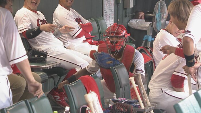 ベンチで防具をつけるファビアン選手