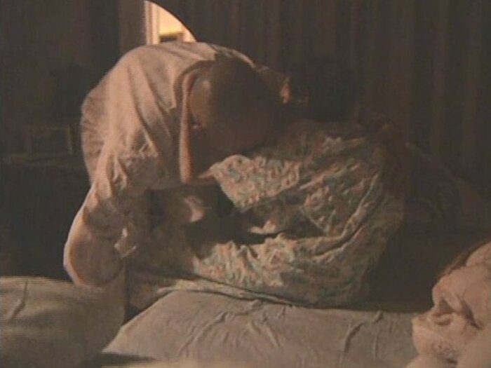 深夜も介護を続ける金子さん