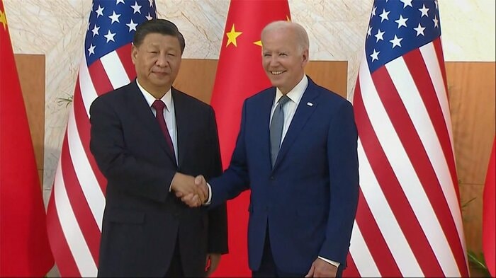 初めて対面で会談したバイデン大統領(右)と習近平国家主席(14日・バリ島)