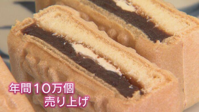 もなかの中にカステラとあんこ、バタークリームが挟んである