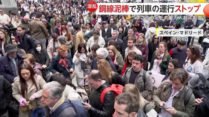 人であふれかえる駅構内