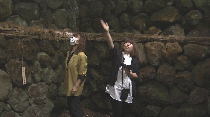 左・宮本悦子さん 右・黒岩説子さん(長野市七二会の大平風穴)