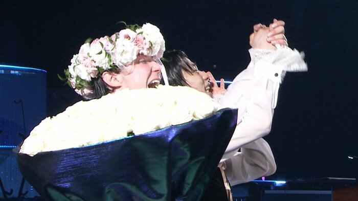 「アリガトー」を叫び感謝を伝える2人
