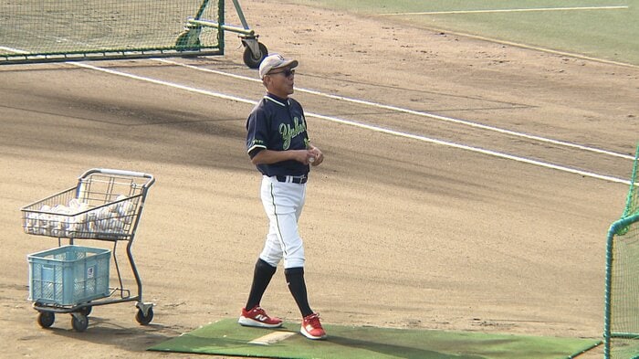 秋季キャンプで自らバッティングピッチャーをする池山新監督