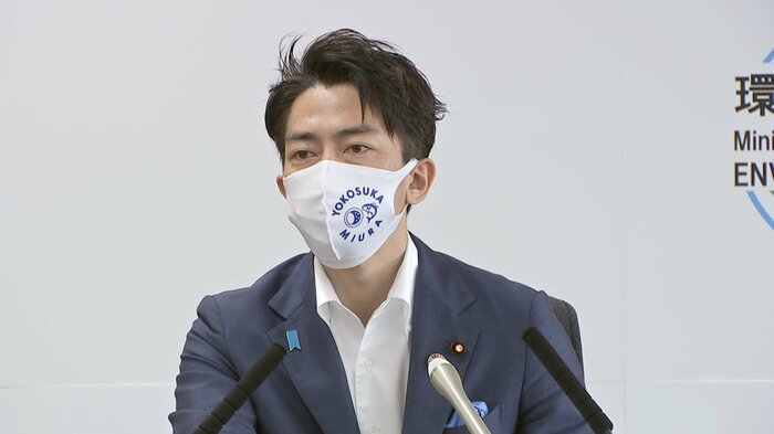 閣議後に会見する小泉環境相