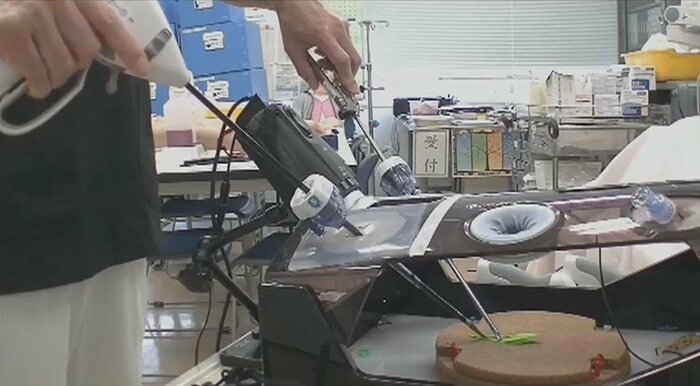 鉗子を使って鶴を折る橋本医師(提供:橋本洋右医師)