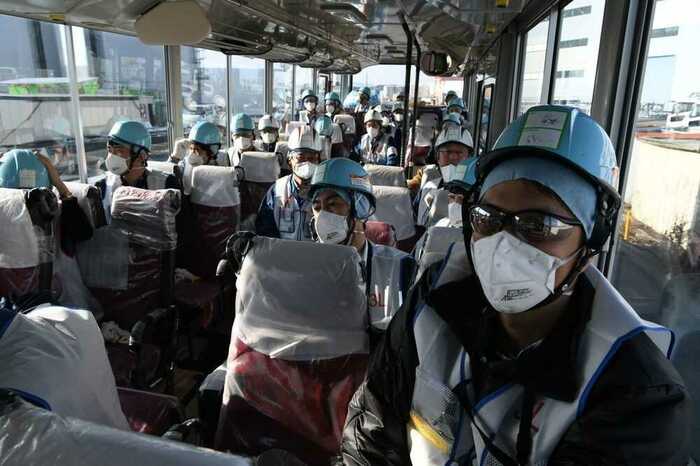 バスで2号機と3号機の間に向かう筆者(右)。防護服は不要