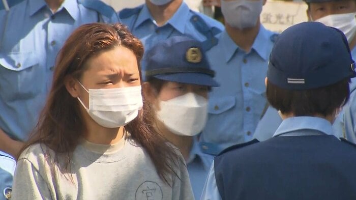 逮捕から一夜明け、送検される長沢麗被告(8月3日小田原署)