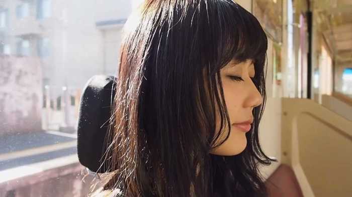 電車の窓にくっつけてもバレない!? “通勤睡眠”を快適にする「枕」を大学生が開発