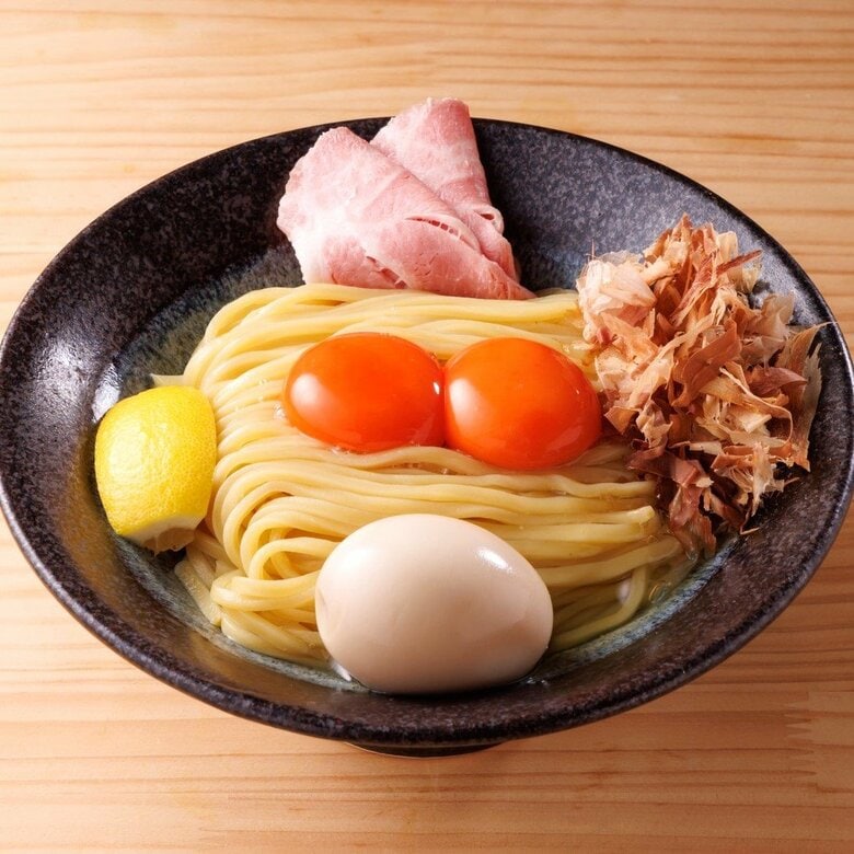 ツルモチ食感の中太麺に濃厚卵が絡む名物タマゴかけ麺…文化が交差する大須で人気のストリート系ラーメン｜FNNプライムオンライン