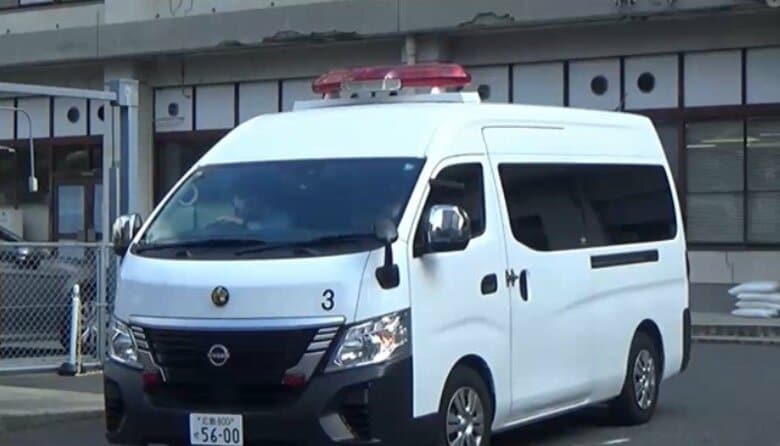免許更新で視力検査の高齢女性から1万円盗んだ罪　竹原署の巡査長を起訴　他にも同様の犯行か｜FNNプライムオンライン