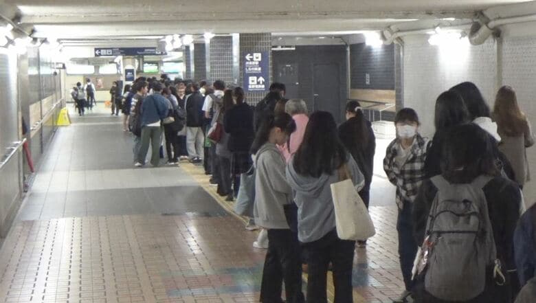 通勤通学の時間帯に車両が故障　改札前に長い列    長野電鉄の長野ー須坂間で1時間余り運転見合わせ　ダイヤに乱れ…午前11時50分に平常通りの運行に戻る｜FNNプライムオンライン