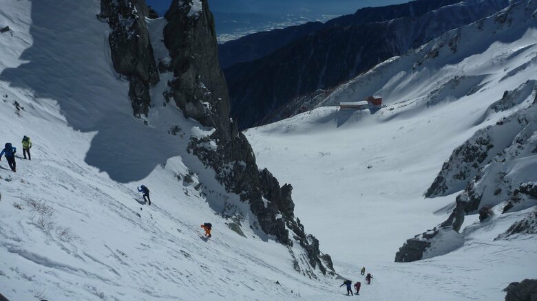 「これ以上進めない」　街と変わらぬ服装や不十分な装備で入山し行動不能に　中央アルプス千畳敷で遭難相次ぐ　雪の急坂を自力で降りられず　愛知の21歳男性2人と滋賀の56歳女性　無事救助も極めて危険｜FNNプライムオンライン
