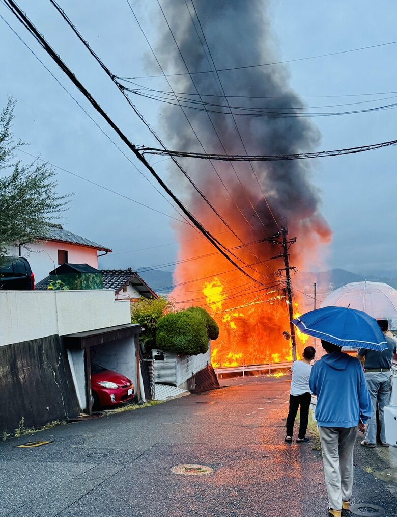 「煙と炎が見える」木造住宅1棟焼く火事　焼け跡から性別不明の1人の遺体　70代息子と連絡取れず　女性1人けが　福岡・北九州市｜FNNプライムオンライン
