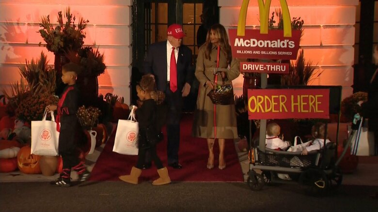 トランプ大統領 アジア歴訪から帰国し恒例のハロウィンイベントに出席…長旅の疲れも見せず子どもたちにお菓子配る|FNNプライムオンライン