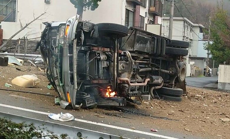 【横転・炎上】トラックが横転　タイヤ付近から炎　運転手が足を挟まれ約1時間閉じ込めらケガで病院へ搬送｜FNNプライムオンライン