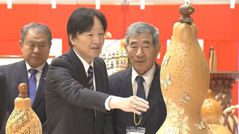 秋篠宮さまがヒョウタン愛好家の全国大会にご出席　“恐竜ひょうたん”作った福井の児童と交流｜FNNプライムオンライン