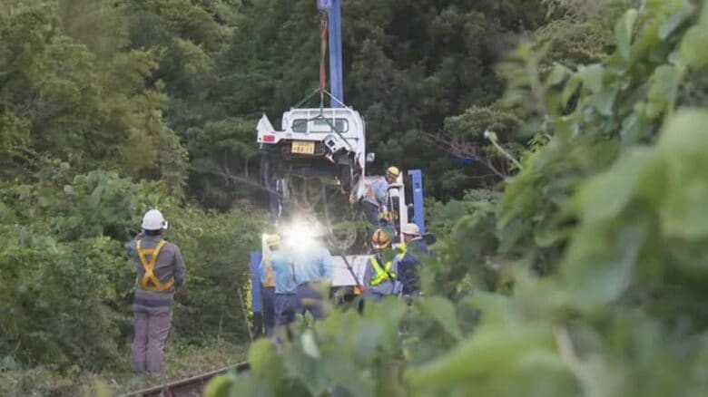 八幡浜のＪＲ踏切で立ち往生の軽トラに特急が衝突　列車１８本に運休や遅れ　終日ダイヤ乱れる【愛媛】｜FNNプライムオンライン