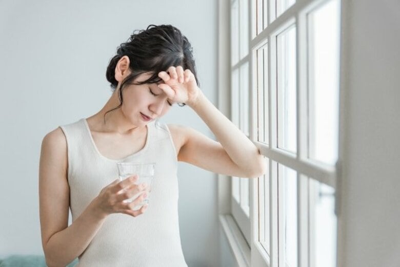 梅雨どきの不調、男女で4~6割が実感 セルフケアに悩む声も多数 梅雨だる対策に理学療法士考案の「絆創膏2枚だけ」改善メソッド