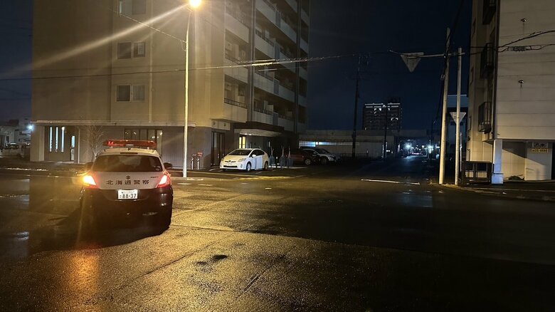 【速報】90代とみられる女性が軽自動車にはねられ意識不明の状態で搬送…現場は信号機なしの交差点「車と歩行者の事故があった」目撃者が110番通報＿警察が事故原因調べる＜北海道旭川市＞｜FNNプライムオンライン